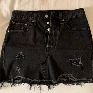 LEVI’S Frayed Hem Black Denim Skirt